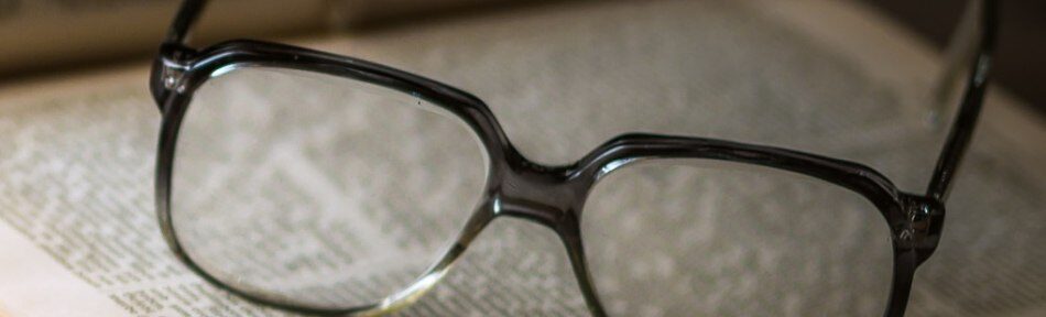 Reading device for the visually impaired (ARMD), voice synthesis and other reading solutions