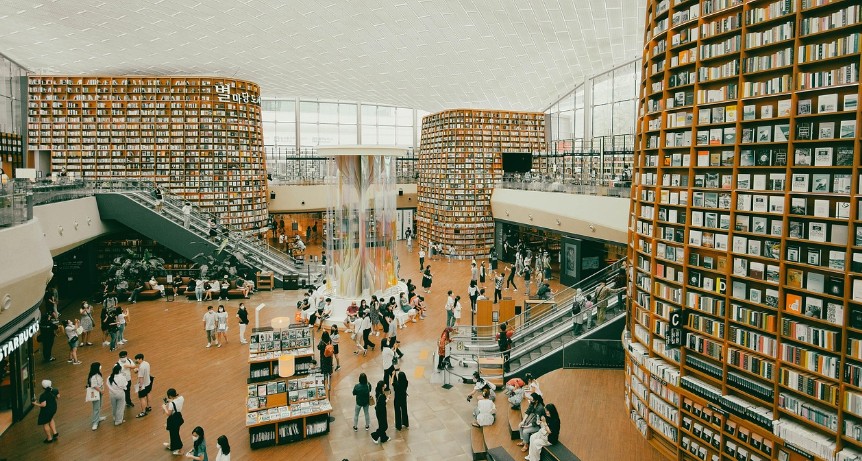 Why are more bookstores now closing in France than opening?