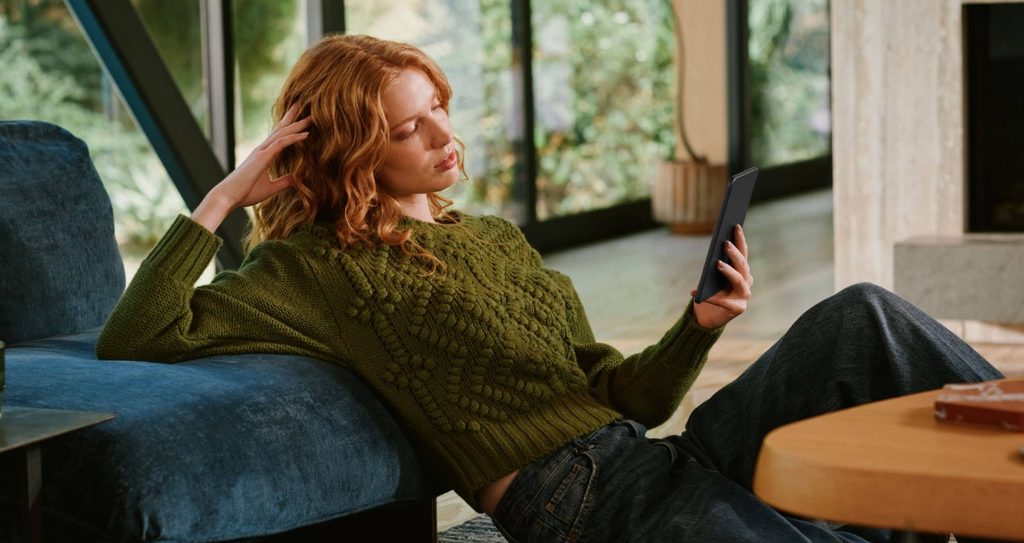 kindle colorsoft 2026 girl reading